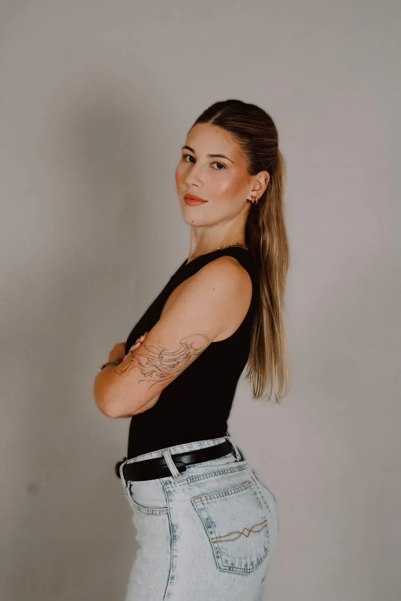Retrato da Mirelle, especialista em marketing da Nivell